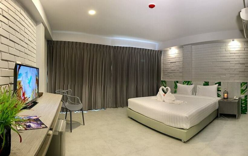 غرفة قياسية مزوَّدة بشُرفة, The Pat