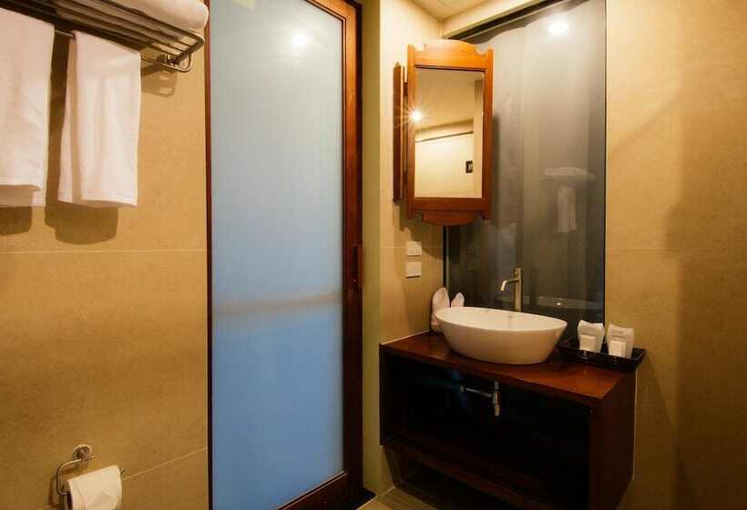 غرفة قياسية مزوَّدة بشُرفة, The Pat