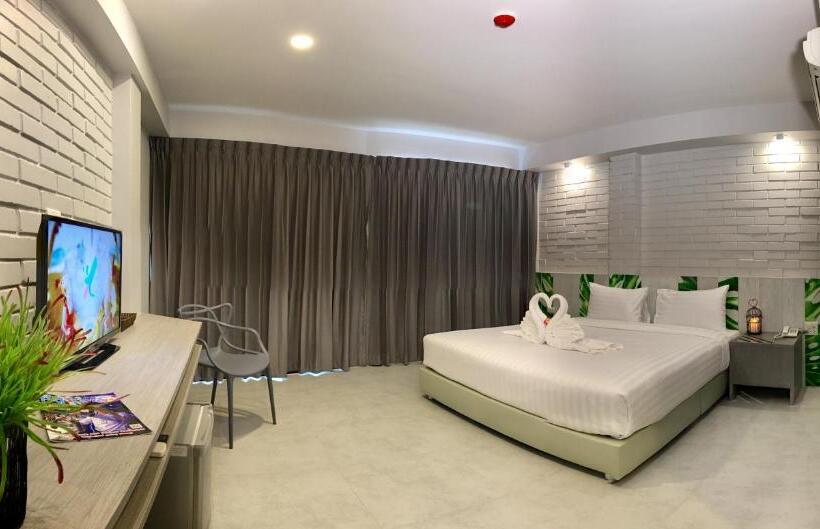 غرفة قياسية مزوَّدة بشُرفة, The Pat