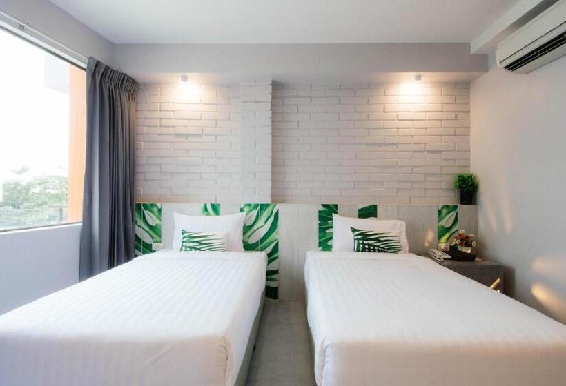 غرفة قياسية مزوَّدة بشُرفة, The Pat