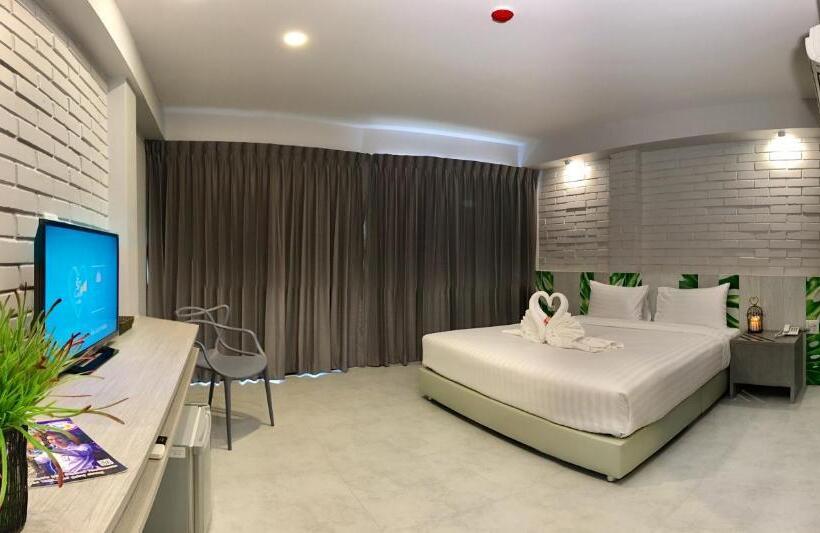 غرفة قياسية مزوَّدة بشُرفة, The Pat