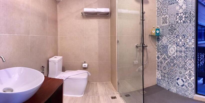 غرفة ديلوكس مطلة على حمام السباحة, The Pat