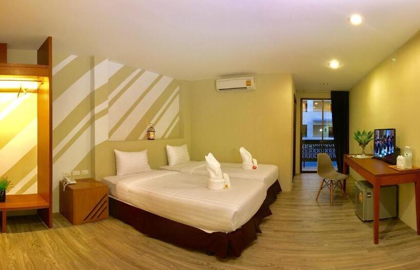 غرفة ديلوكس مطلة على حمام السباحة, The Pat