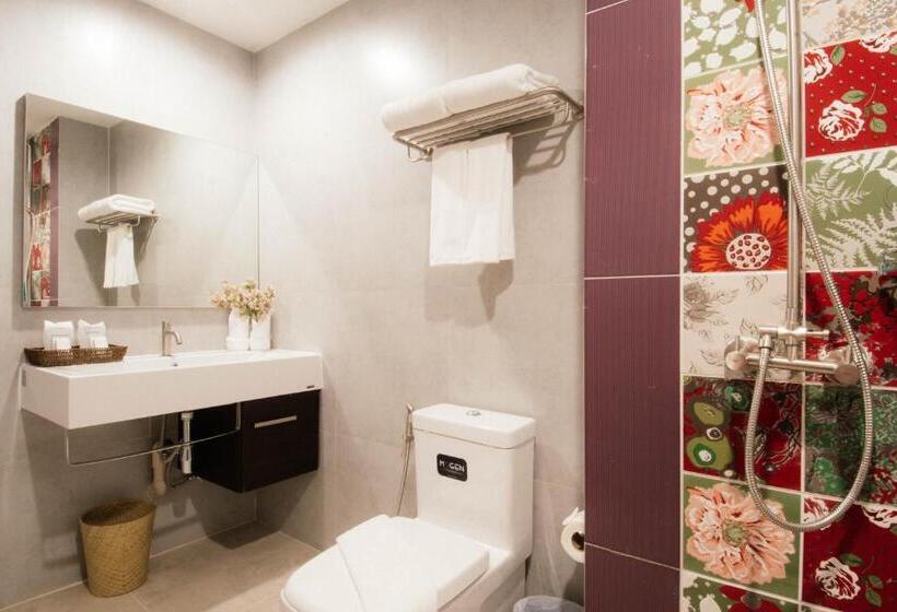 جناح مزوَّد بشرفة, The Pat