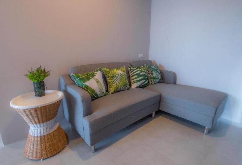 جناح مزوَّد بشرفة, The Pat