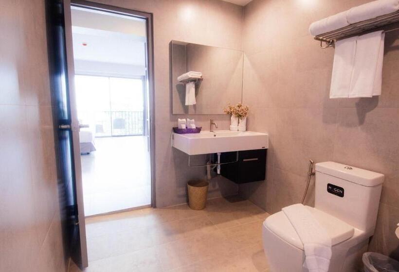 جناح مزوَّد بشرفة, The Pat