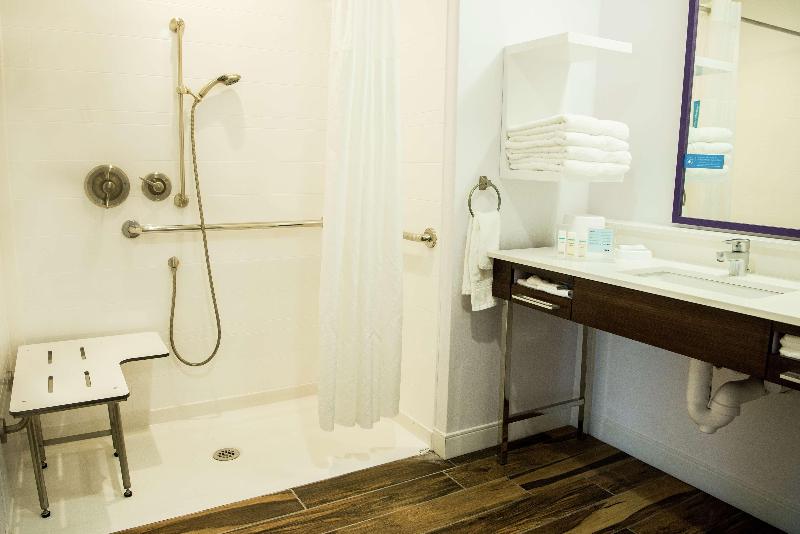 带大床的标准间, Hampton Inn & Suites By Hilton Warrington Horsham