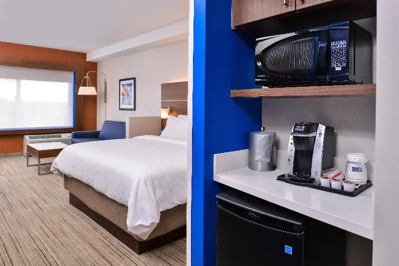 キングサイズベッドのスイートルーム, Holiday Inn Express & Suites Farmville, An Ihg