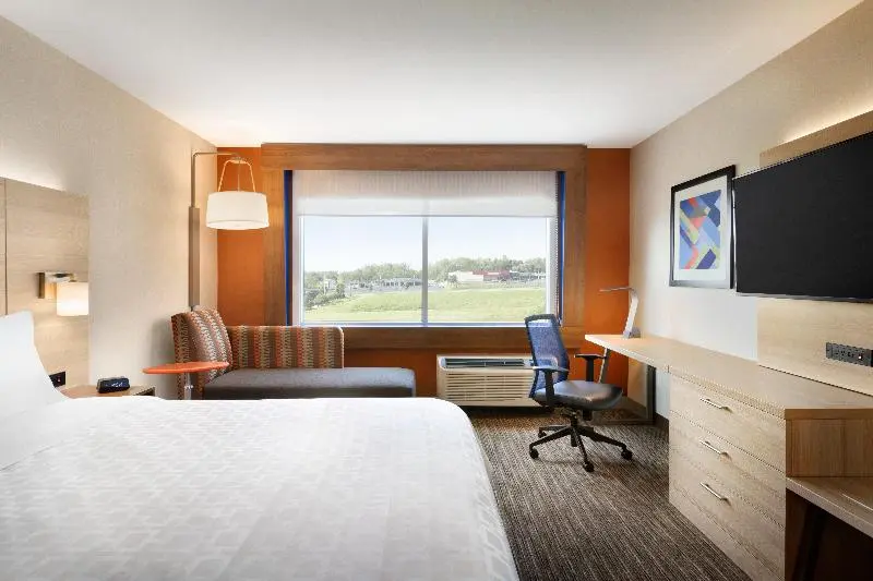 キングサイズベッドのスイートルーム, Holiday Inn Express & Suites Farmville, An Ihg