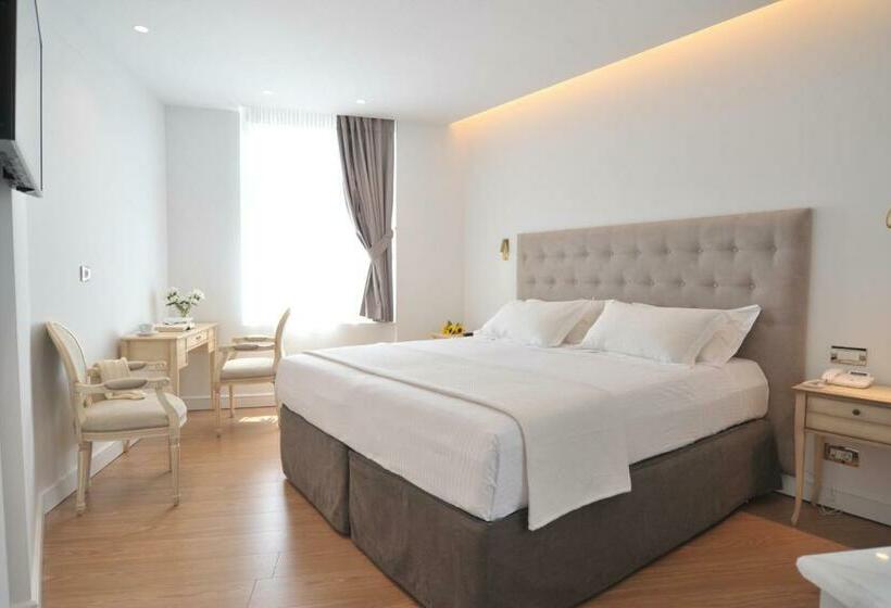 패밀리 룸, Acropolian Spirit Boutique