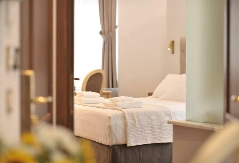 패밀리 룸, Acropolian Spirit Boutique