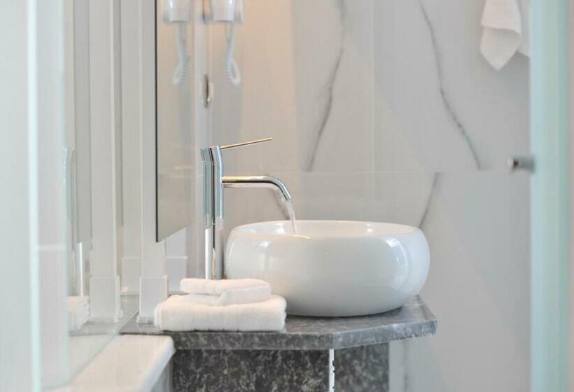 패밀리 룸, Acropolian Spirit Boutique