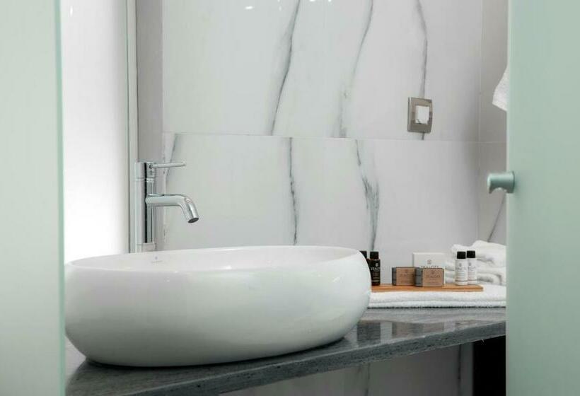 패밀리 룸, Acropolian Spirit Boutique