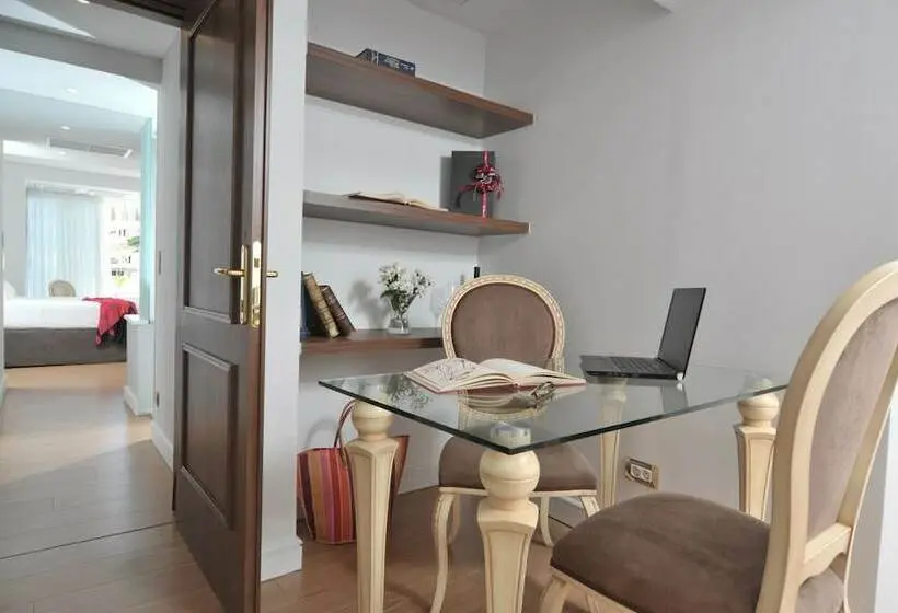 اتاق خانوادگی, Acropolian Spirit Boutique