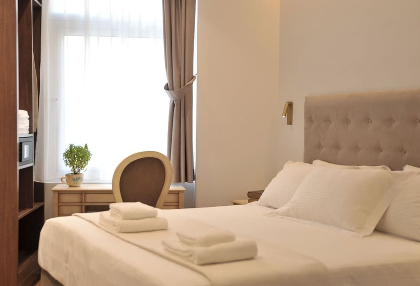 패밀리 룸, Acropolian Spirit Boutique