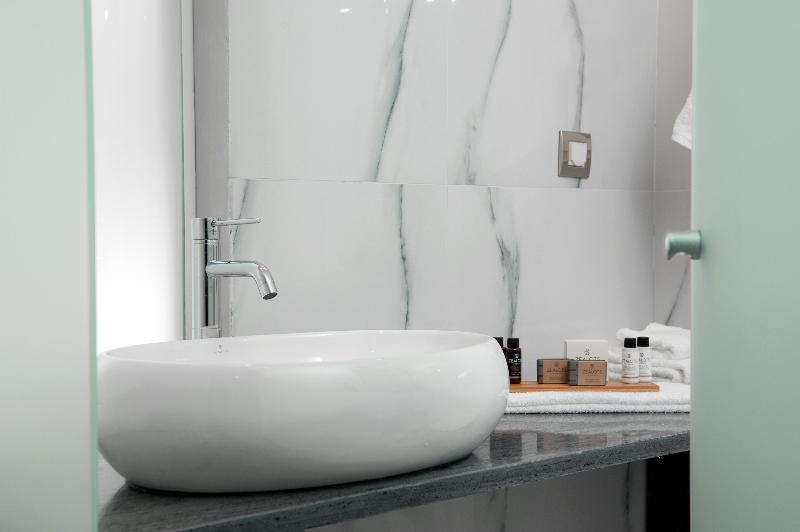 패밀리 룸, Acropolian Spirit Boutique