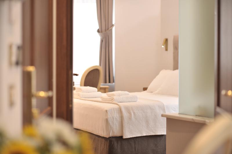 패밀리 룸, Acropolian Spirit Boutique