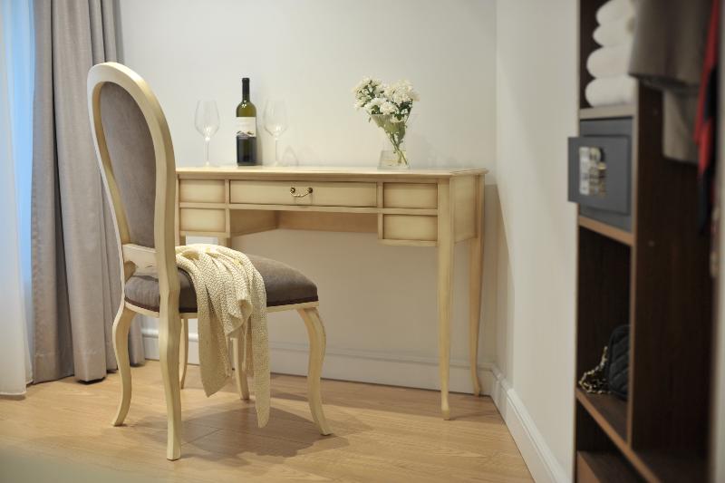 패밀리 룸, Acropolian Spirit Boutique