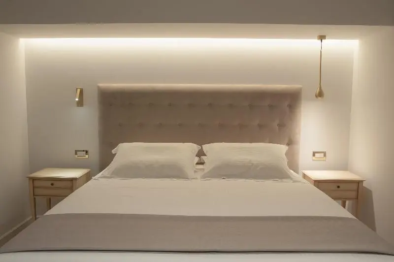 اتاق لوکس, Acropolian Spirit Boutique