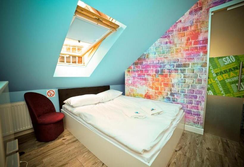 اتاق استاندارد یک نفره, World Hostel   Old Town