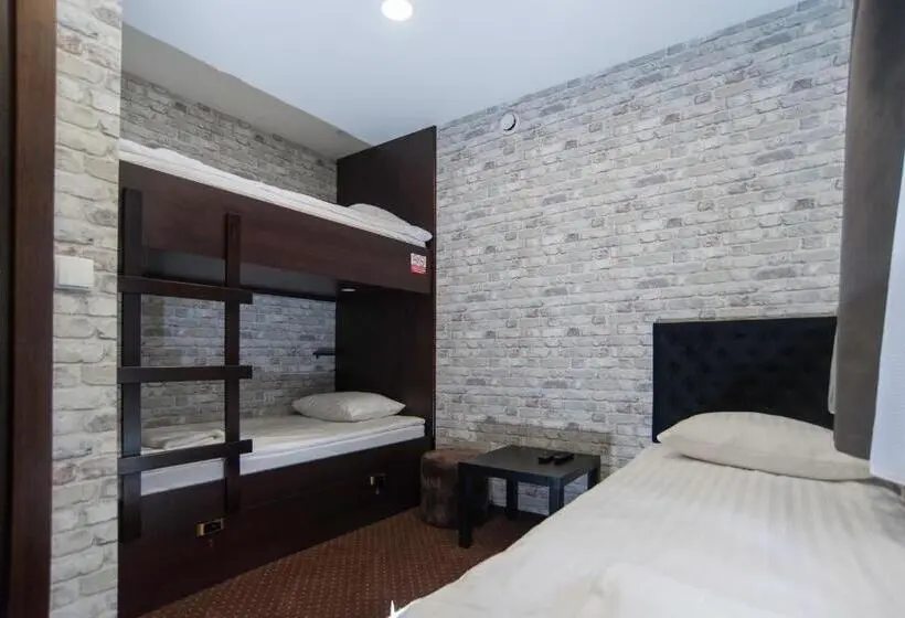 اتاق استاندارد سه نفره, World Hostel   Old Town