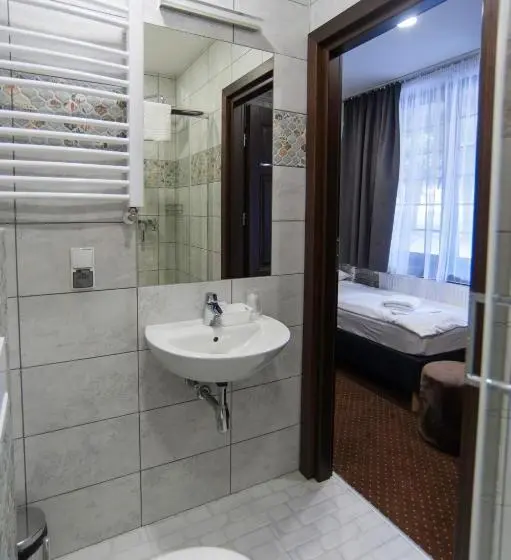 اتاق استاندارد سه نفره, World Hostel   Old Town