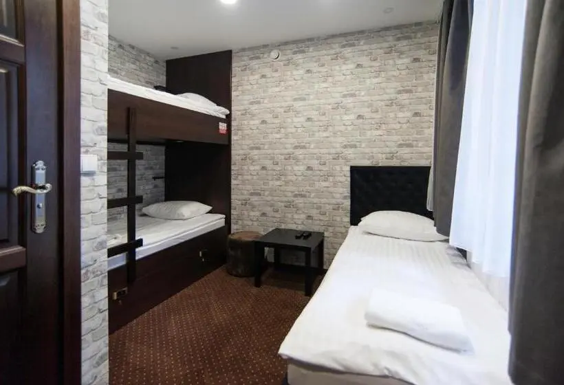اتاق استاندارد سه نفره, World Hostel   Old Town