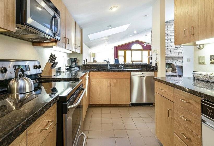 침실 4개 아파트, Christiania Condominiums  Coraltree Residence Collection