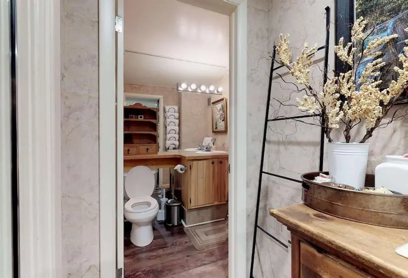 スタンダードスタジオ, Christiania Condominiums Coraltree Residence Collection