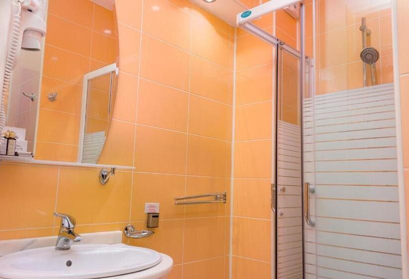 غرفة قياسية مطلة على الجبل, Ski&sky