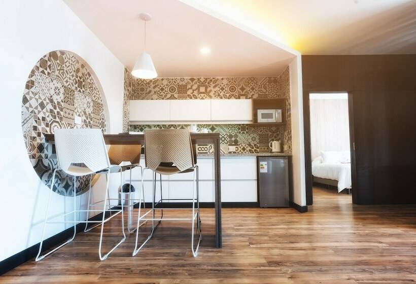 سوییت سوپریور, Urban Suites Apart