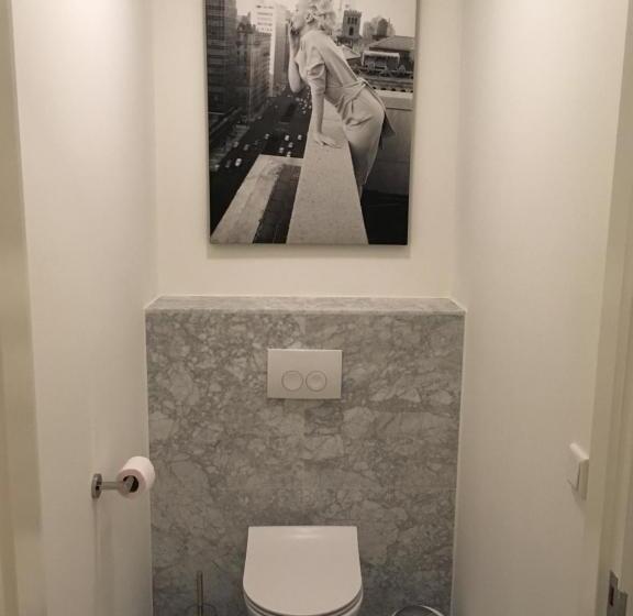 デラックスルーム, The Old Lady