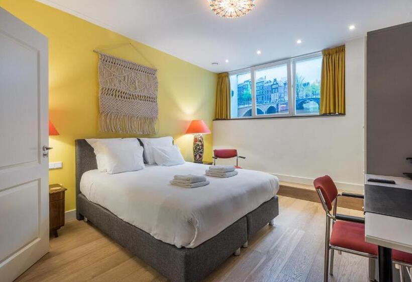 デラックスルーム, The Old Lady