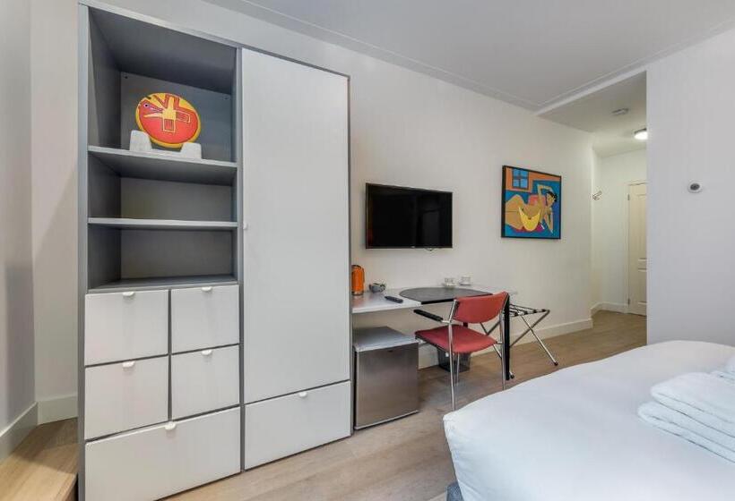 Quarto Deluxe, The Old Lady