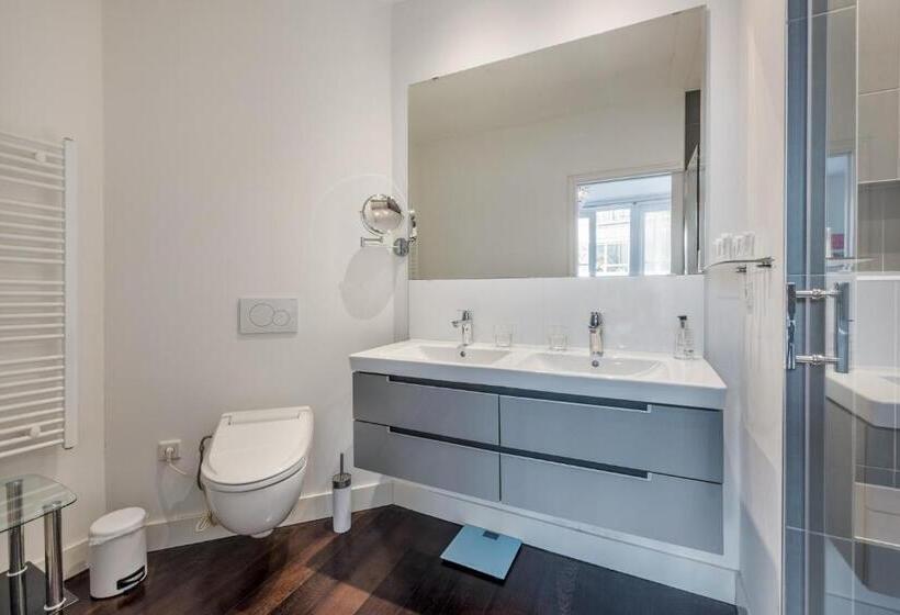 スタンダードルーム, The Old Lady