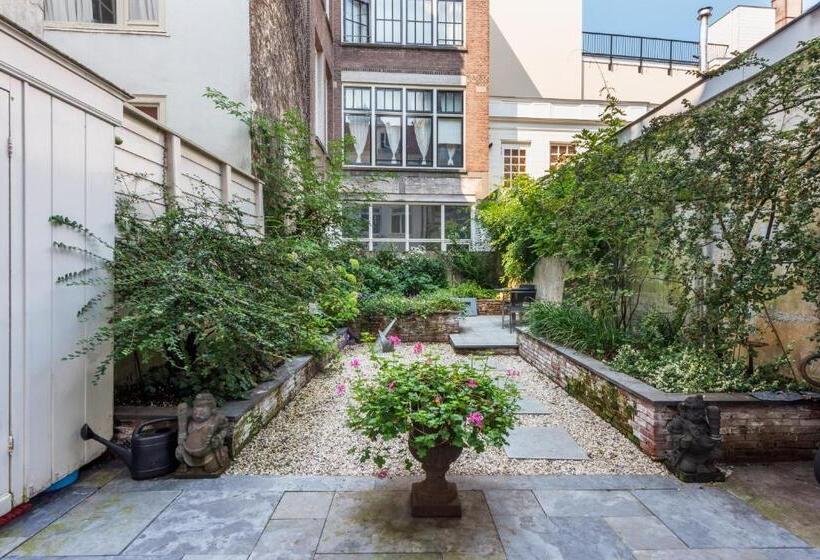 スタンダードルーム, The Old Lady