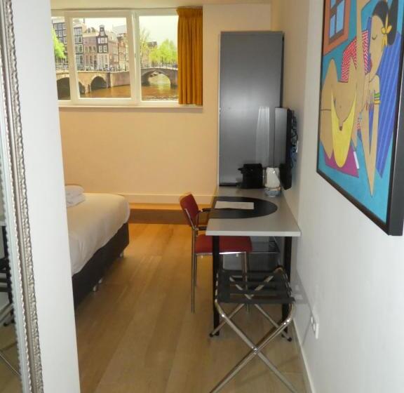 デラックスルーム, The Old Lady