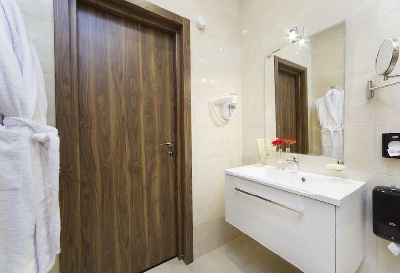 جناح, Grand Hotel Tchaikovsky