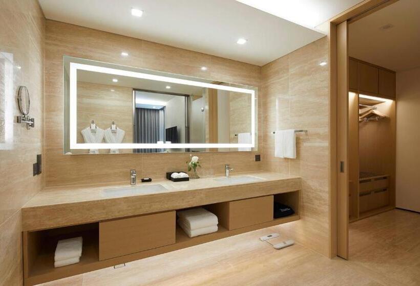 Люкс Deluxe Кровать Кинг, Marriott Jeju Shinhwa World