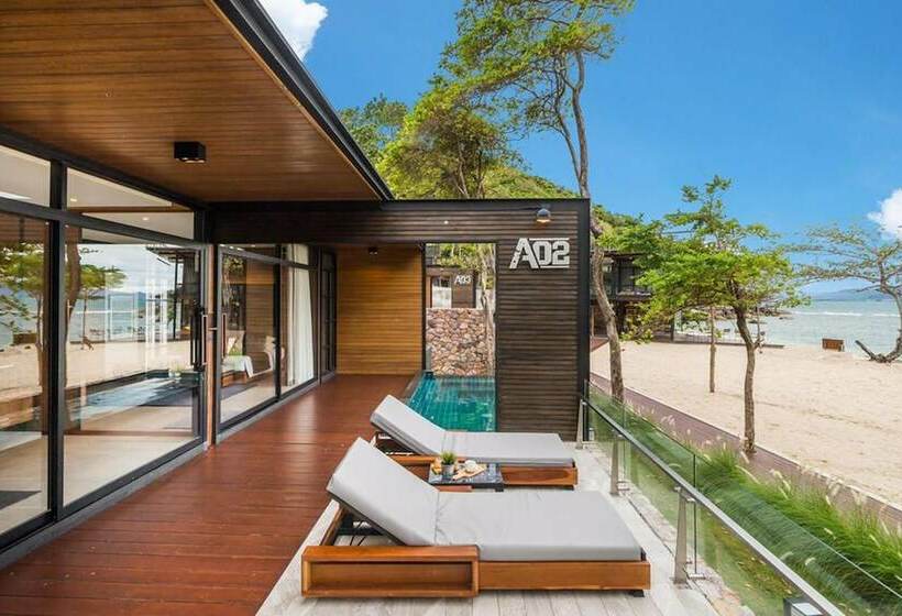 小室, The Cabin Beach Resort