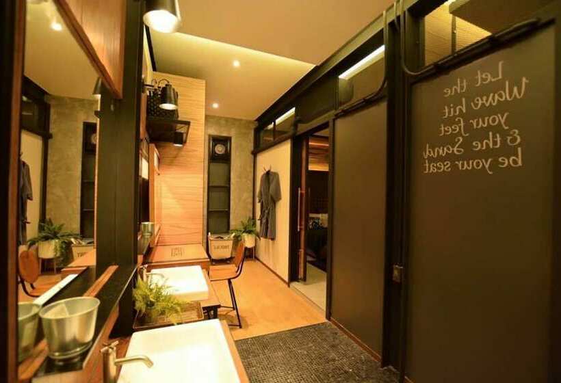 小室, The Cabin Beach Resort