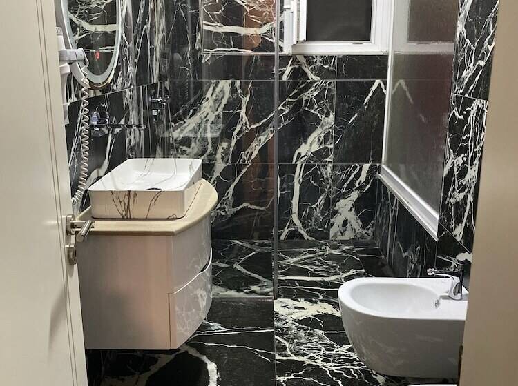 标准三人间, Red Apple