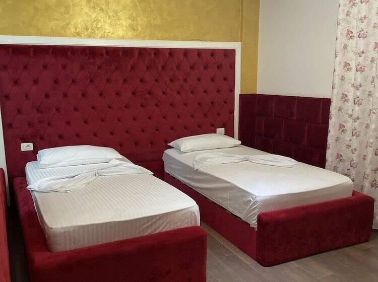 标准三人间, Red Apple