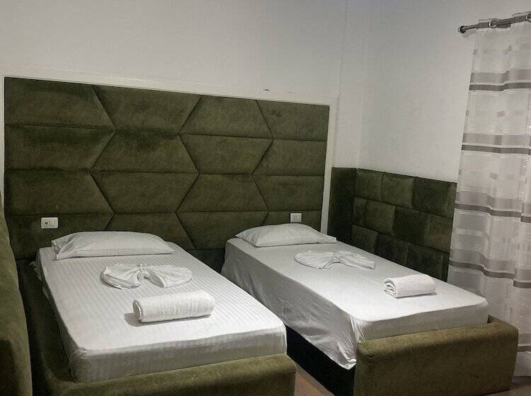 标准三人间, Red Apple