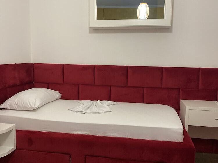 标准三人间, Red Apple