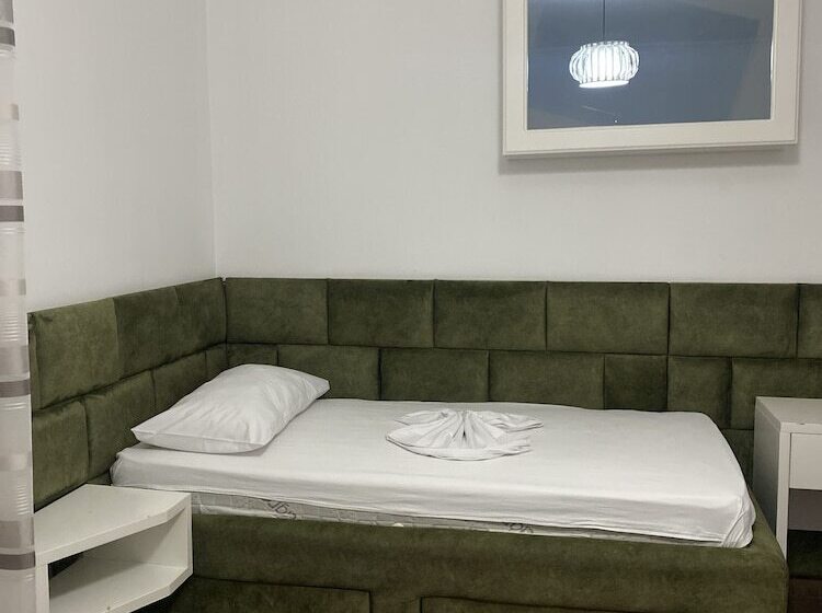 标准三人间, Red Apple