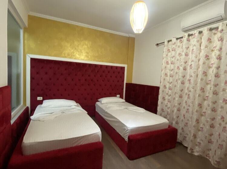 标准三人间, Red Apple