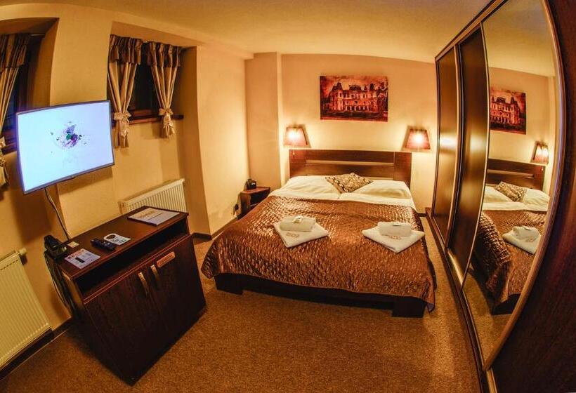 标准三人间, Kaskada