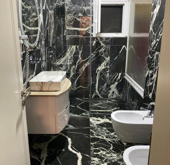 标准三人间, Red Apple