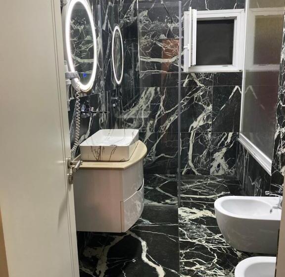 标准三人间, Red Apple